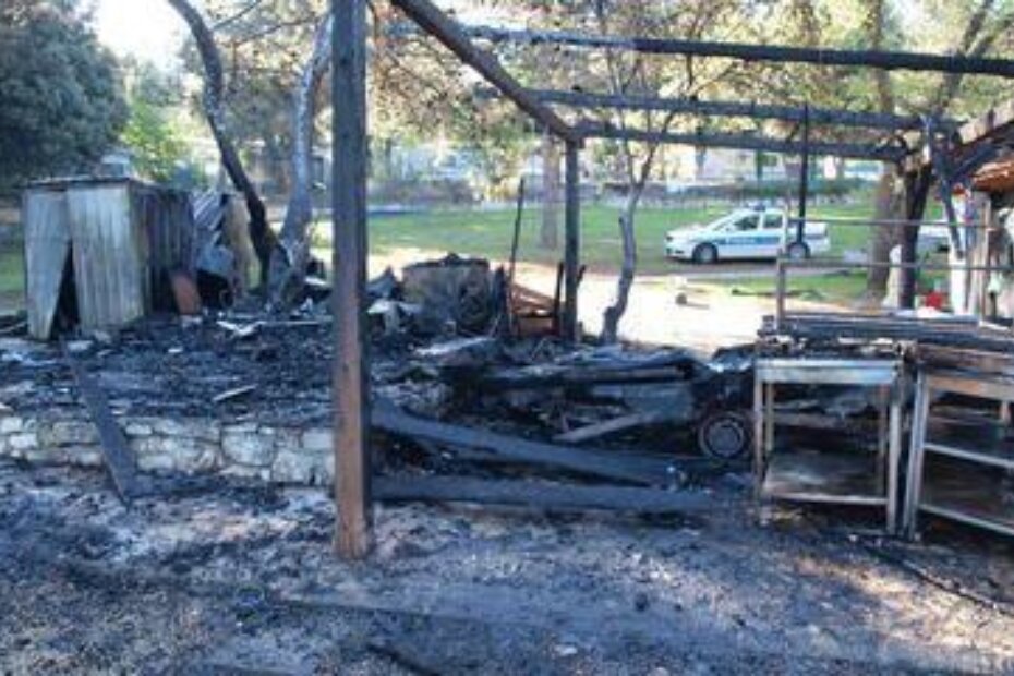 Montažni objekt na vrsarskoj gradskoj plaži u potpunosti je izgorio (JVP Poreč)