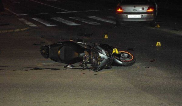 Kod sportske dvorane na Žatiki sudar osobnog automobila i skutera, motociklist završio u bolnici