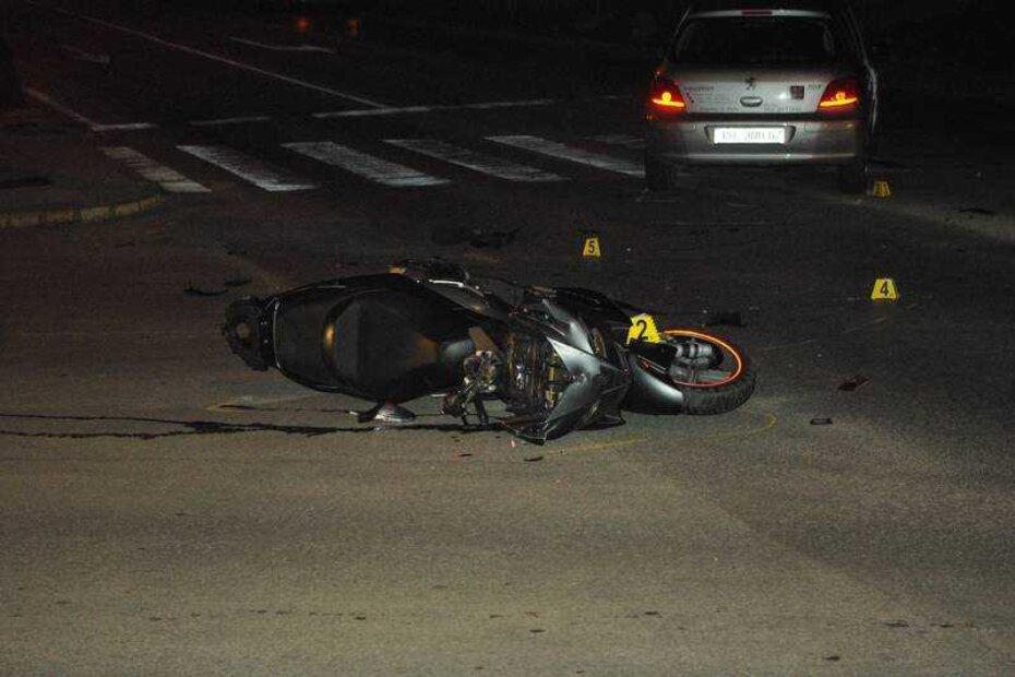 Skuter je nakon sudara ostao na sredini raskrižja