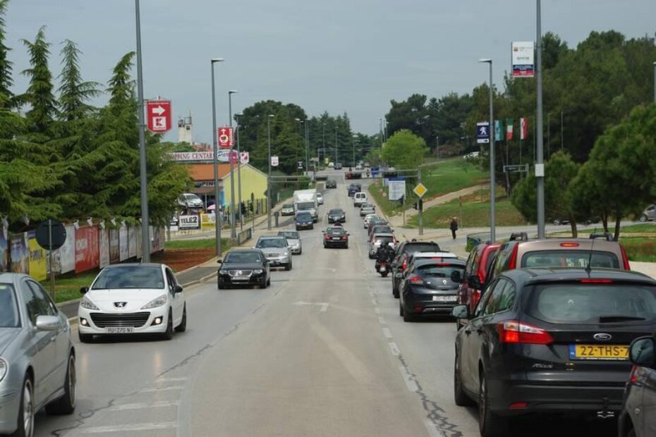 Prve ovogodišnje gužve na porečkim prometnicama