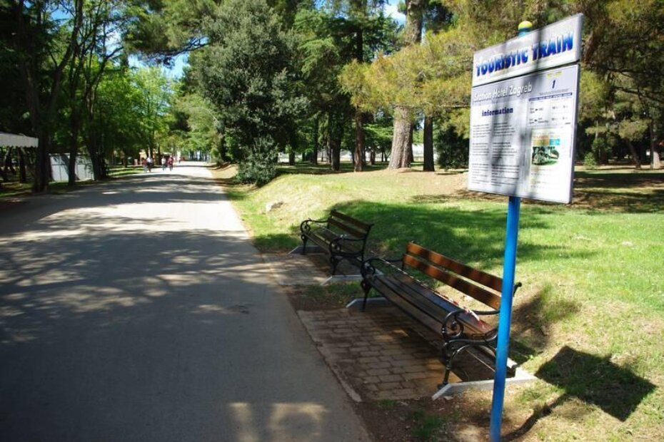 Klupe na šetnici ispred hotela Pical ofarbane netom prije nego smo iz Grada dobili demanti