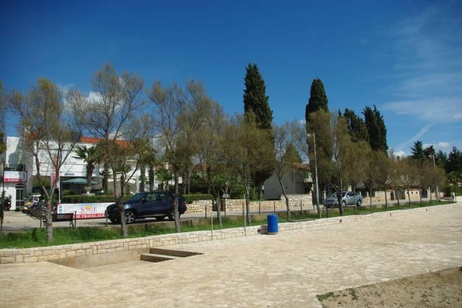 Drvored tamarisa od kojeg je stanarima ulice Materada doslovno zlo