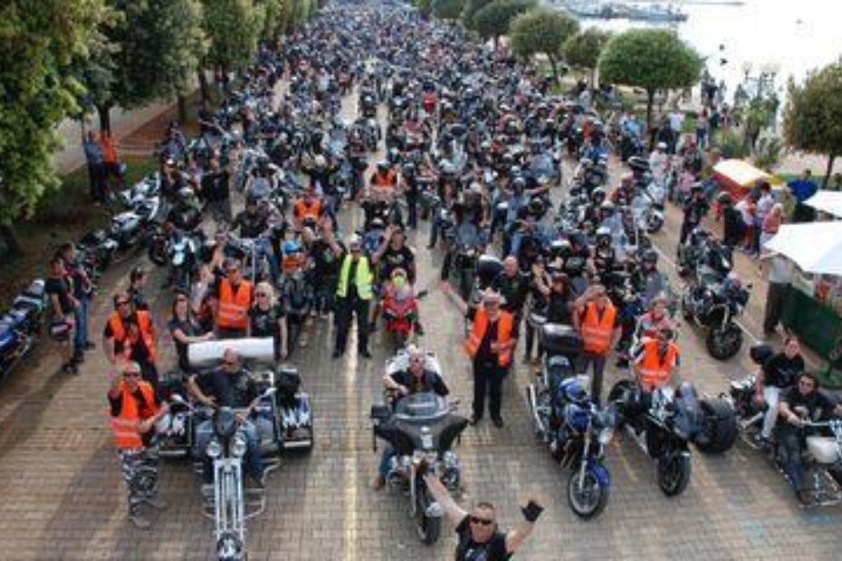 Bikeri poziraju za milenijsku fotografiju