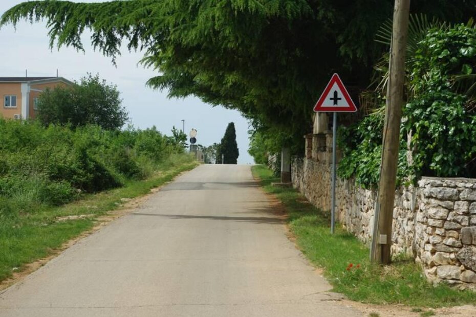 Postavljeni znak jasno daje do znanja da se nailazi na raskrižje