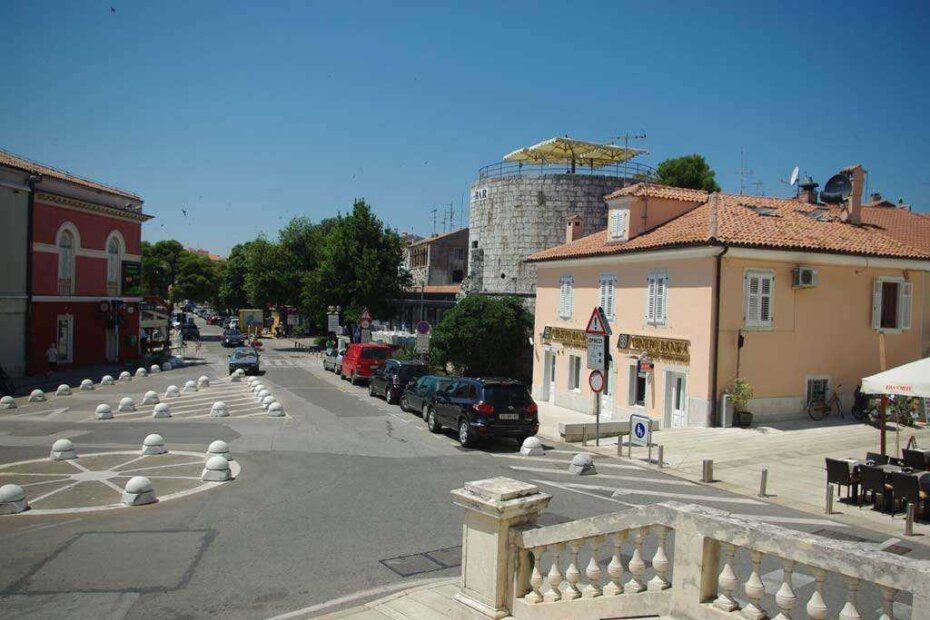 Betonske gljive i banke - trenutna ponuda drugog po važnosti porečkog trga. Srećom, tu je barem još jedan kafić koji nam koliko-toliko spašava turistički obraz