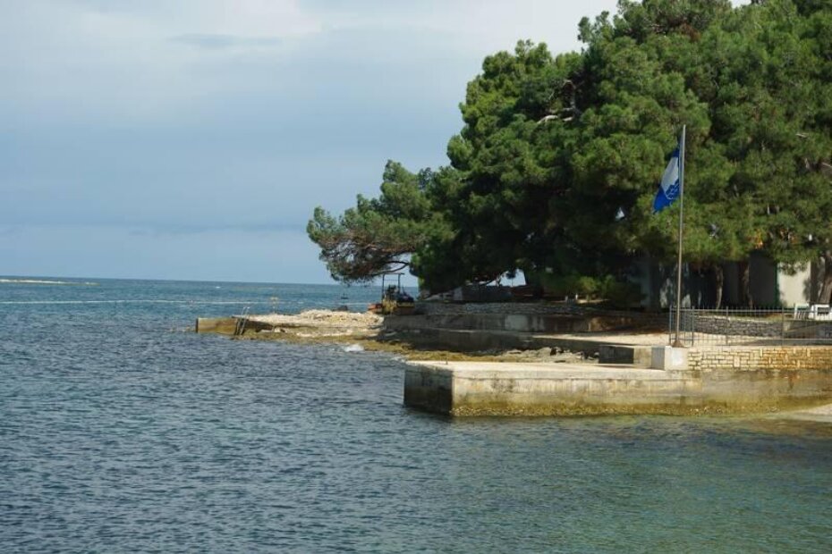 Plava zastava i bageri