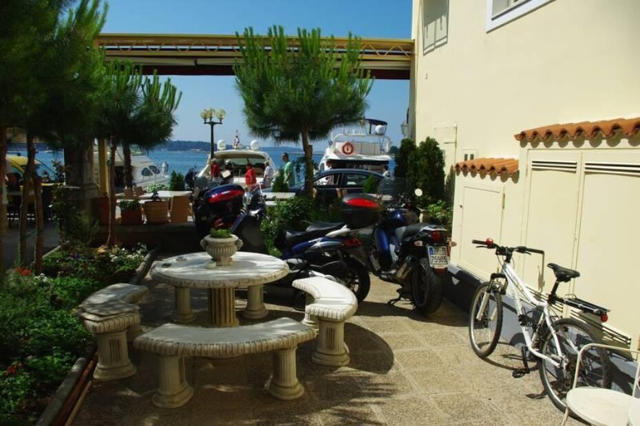 Nakon što su ih djelatnici agencije zamolili, turisti su skutere i motocikle parkirali pokraj terase restorana