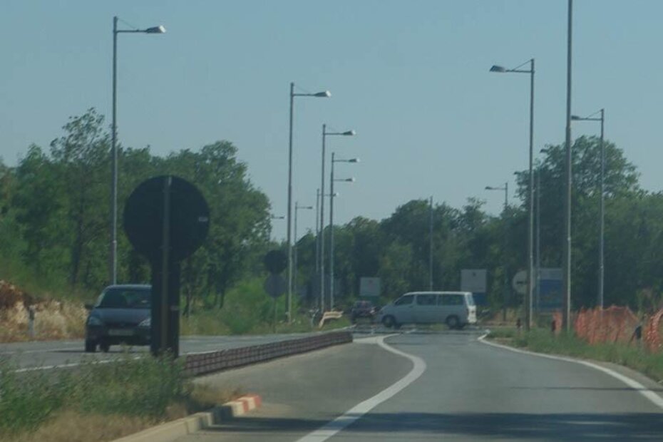 Iako je središnja linija na mjestu okretanja kombija isprekidana, operacija je suludo opasna zbog loše preglednosti i velike brzine kojom se neka vozila kreću