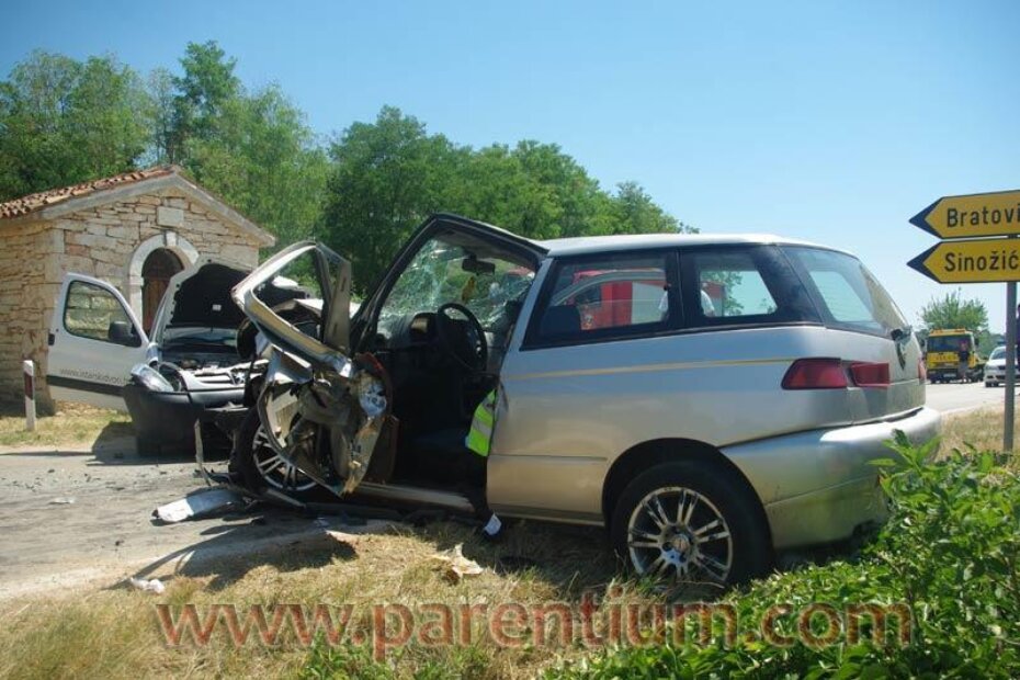 Frontalno su se sudarili putnički Alfa Romeo i dostavni Peugeot