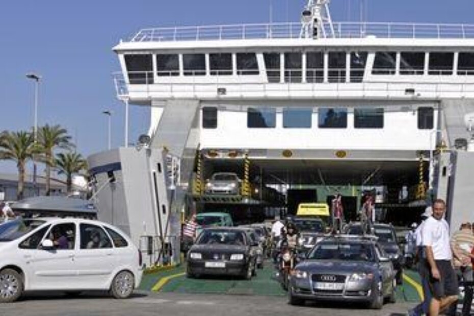 Gužve u trajektnoj luci u Splitu (Joško Šupić/CROPIX)