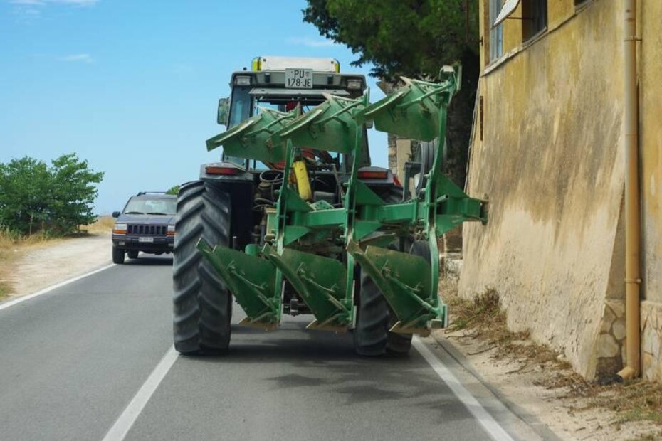 Ogromni je traktor nemoguće zaobići