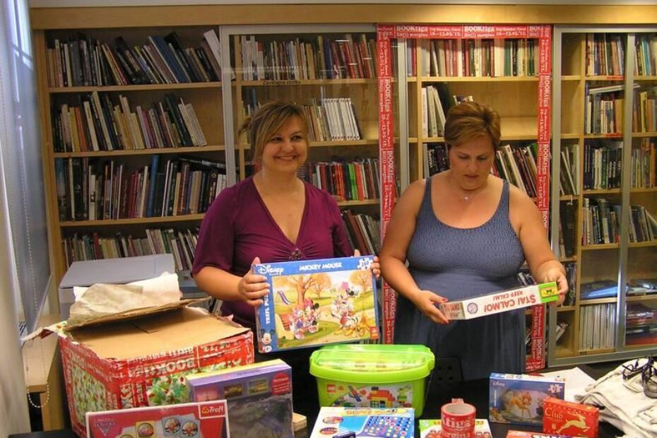 Ravnateljica Gradske knjižnice Poreč dr.sc. Irides Zović i predsjednica MO Červar Porat Kornelija Kenđer