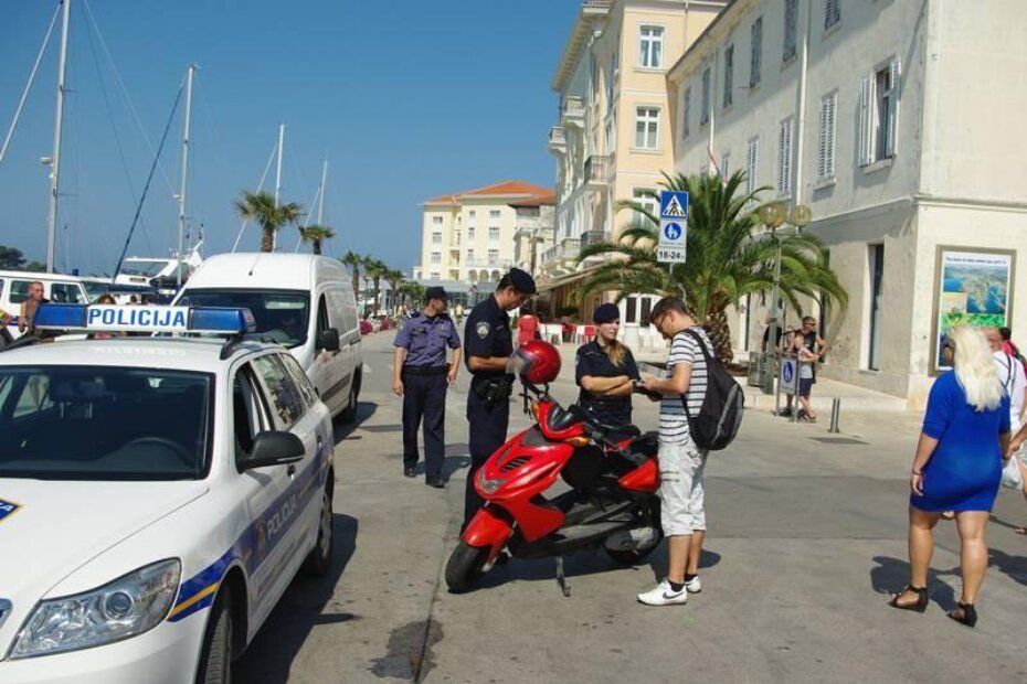 Vozač skutera platio je kaznu zbog vožnje po pješačkoj zoni: 500 kuna.