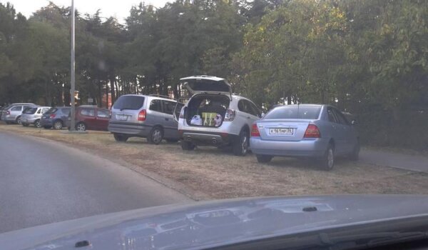 Pisma čitatelja: ima zabrane - nema zabrane parkiranja na zelenim površinama