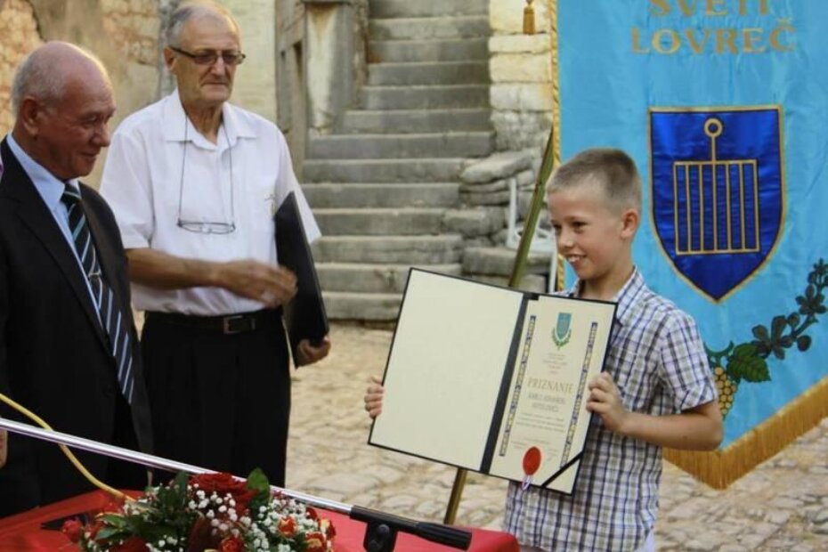 Načelnik Silvano Matošević s dobitnicima priznanja: Ferucio Banić (u sredini) i devetogodišnji Karlo Johanes Antolović