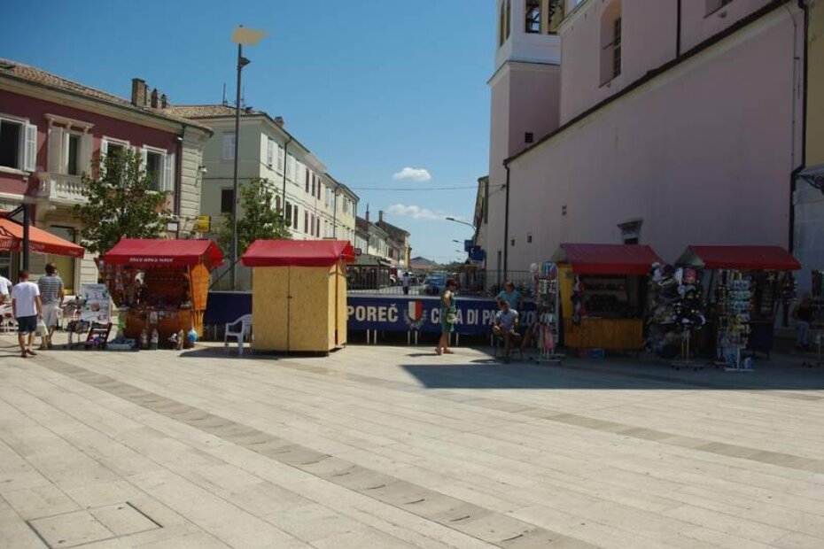 Četiri štanda napenalili su pred binu na kojoj bi izvođači nešto trebali izvoditi