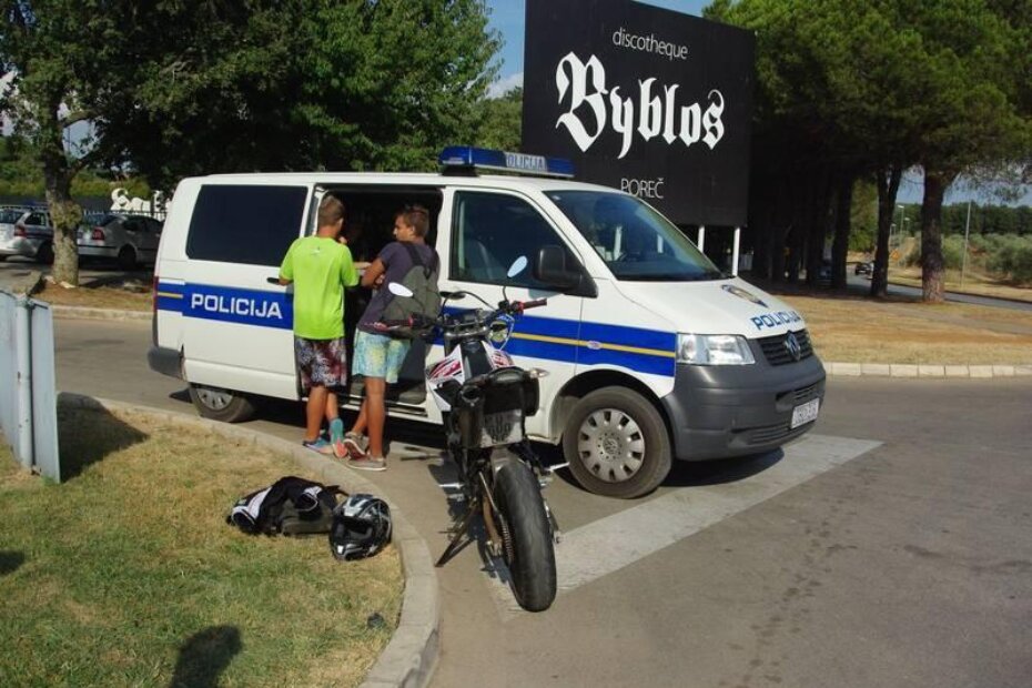 Dvojica sa jednom zaštitnom kacigom, tablica skrivena u blatobranu - dovoljno za pristojnu kaznu