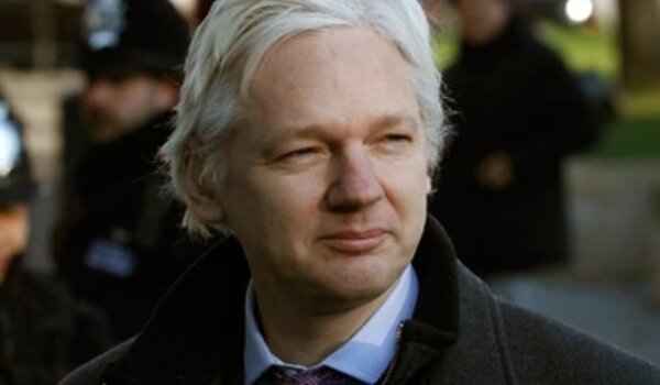 Assange sa prozora u Londonu:  Rat SAD-a protiv zviždača mora završiti (video)