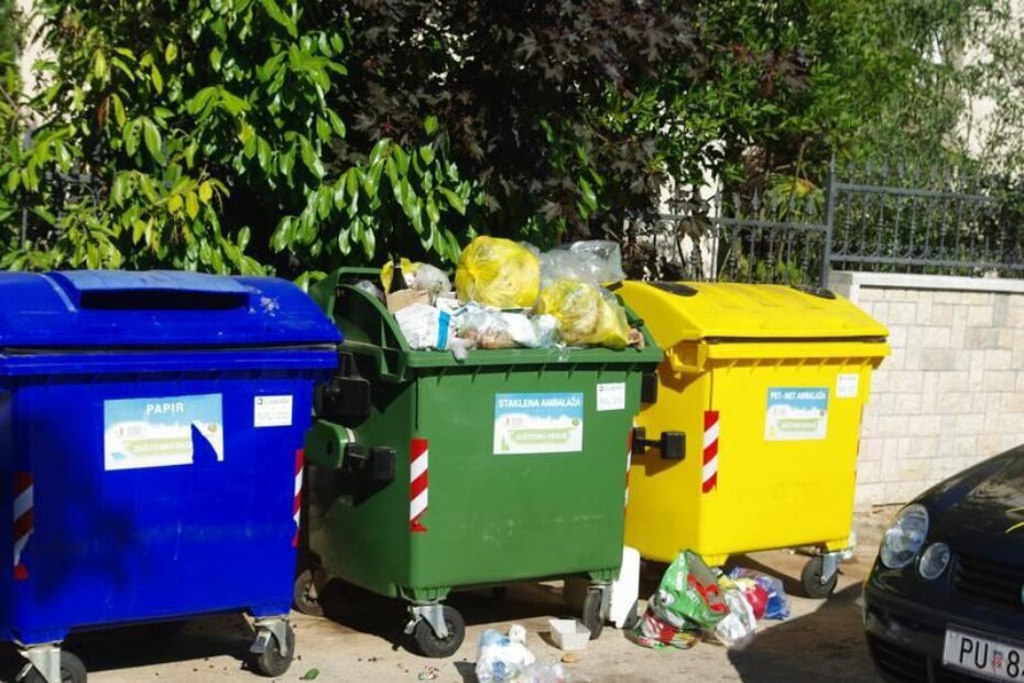Turisti nemaju kamo odlagati smeće, pa to čine u kontejner za papir