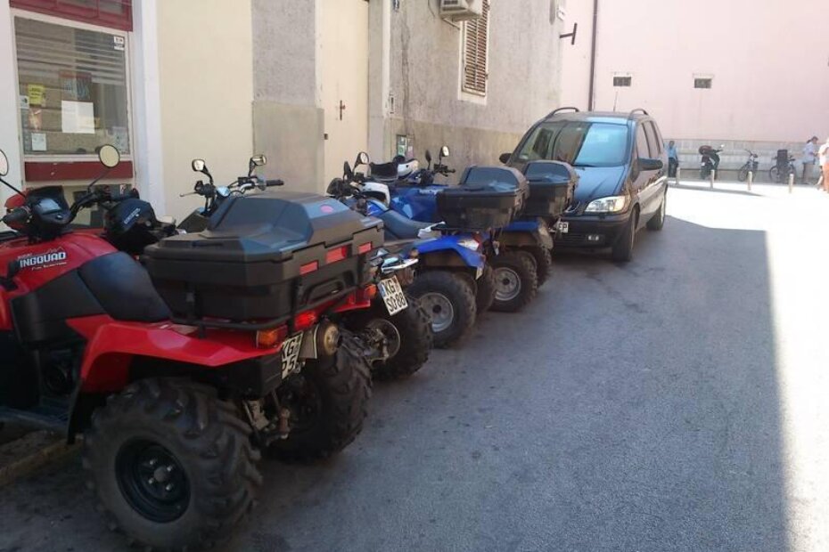 Pločnik i dio ulice nekažnjeno su zakrčili quadovima. Iza njih se namjestio automobil