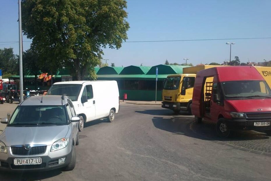 Kamion Hrvatske Pošte nije mogao proći kroz rotor, pa je morao unatrag, što je stvorilo kolonu.