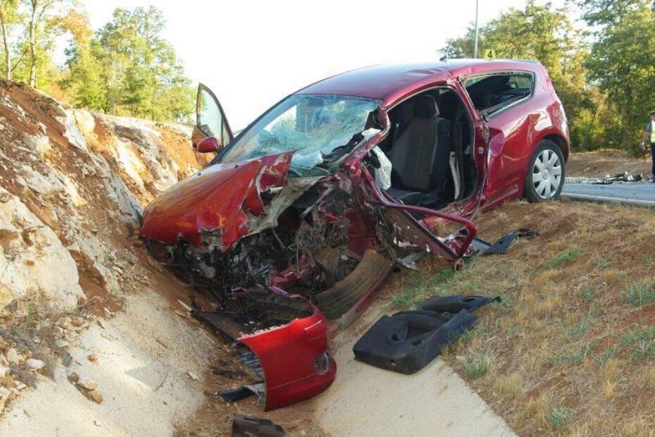 Potpuno uništeni Citroen zavšio je u kanalu