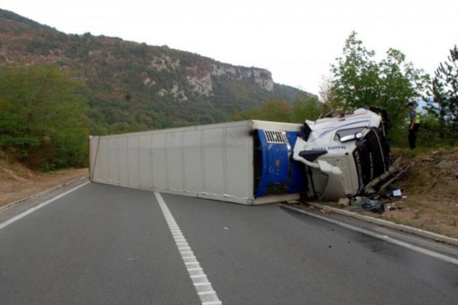 Prevrnuti šleper blokirao je cestu (snimio M. SARDELIN)