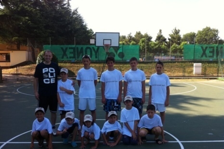 Polaznici košarkaškog kampa s trenerom