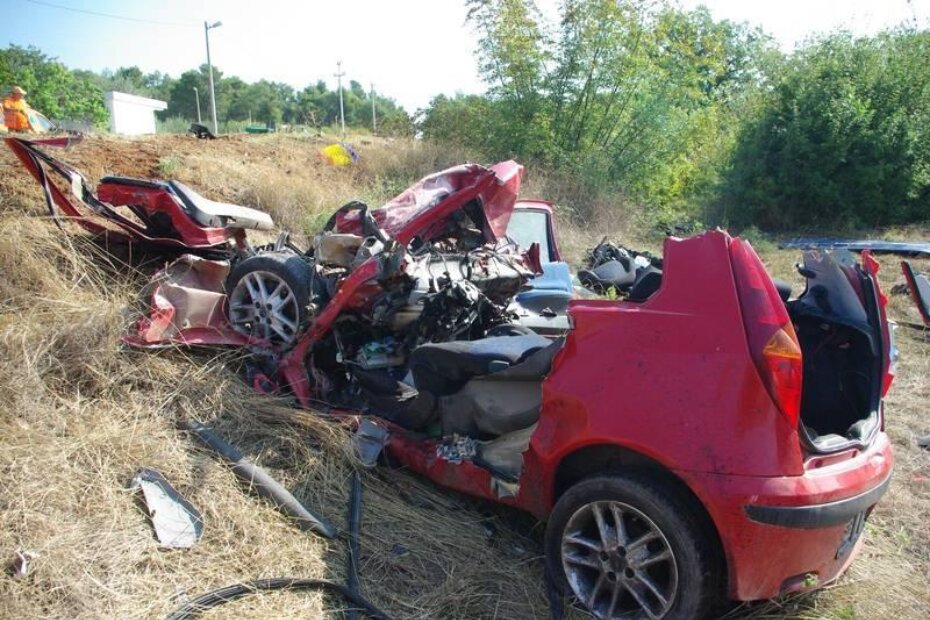 Fiat punto uništen je do neprepoznatljivosti, a u njemu su poginula dva mladića