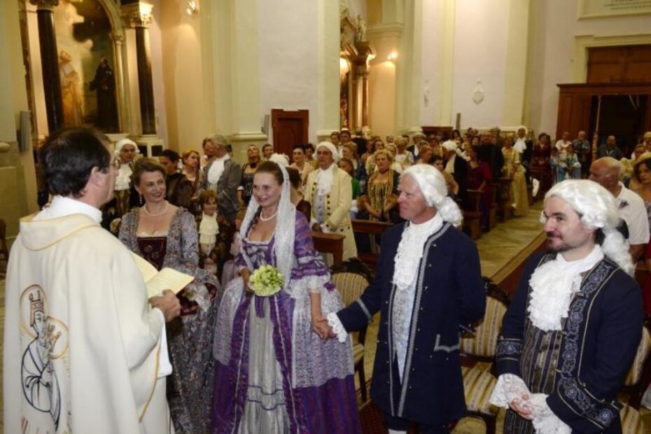 Bračne zavjete pred svećenikom izmijenili su Zdenka Matajčić i Maurizio Sauko, članovi Društva prijatelja Giostre