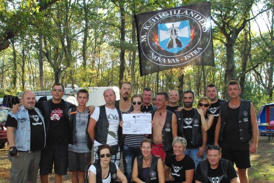 Zajednička fotografija Sare Radan i Highlandersa iz Nove Vasi