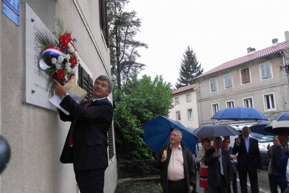Stjepan Gabrić polaže vijenac na zgradu u Pazinu u kojoj je 1943. donesena odluka o sjedinjenju Istre s maticom
