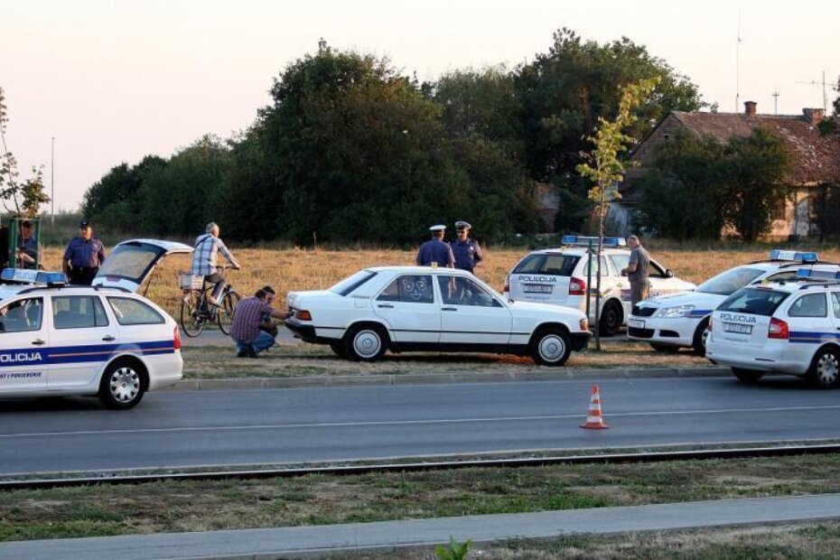 Bijeli mercedes postarijeg huligana okružen policijskim vozilima (snimio D. KIBEL)