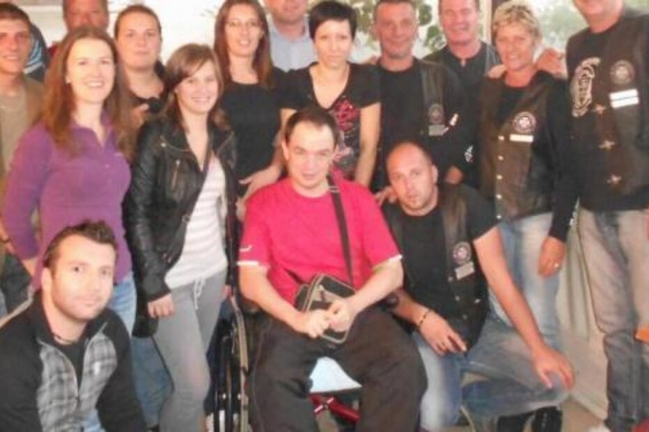 Valter Bernobić s prijateljima koji su mu pomagali u prikupljanju novčane pomoći (Snimila Vedrana HABEREITER)