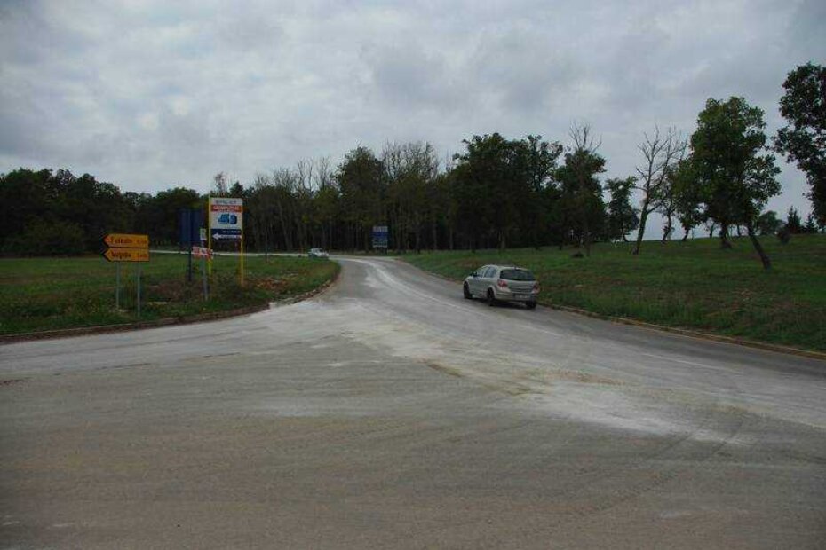 Nesavjesni vozač autobusa prolio je ulje i gorivo duž nekoliko kilometara županijske ceste i tako izazvao tri prometne nesreće