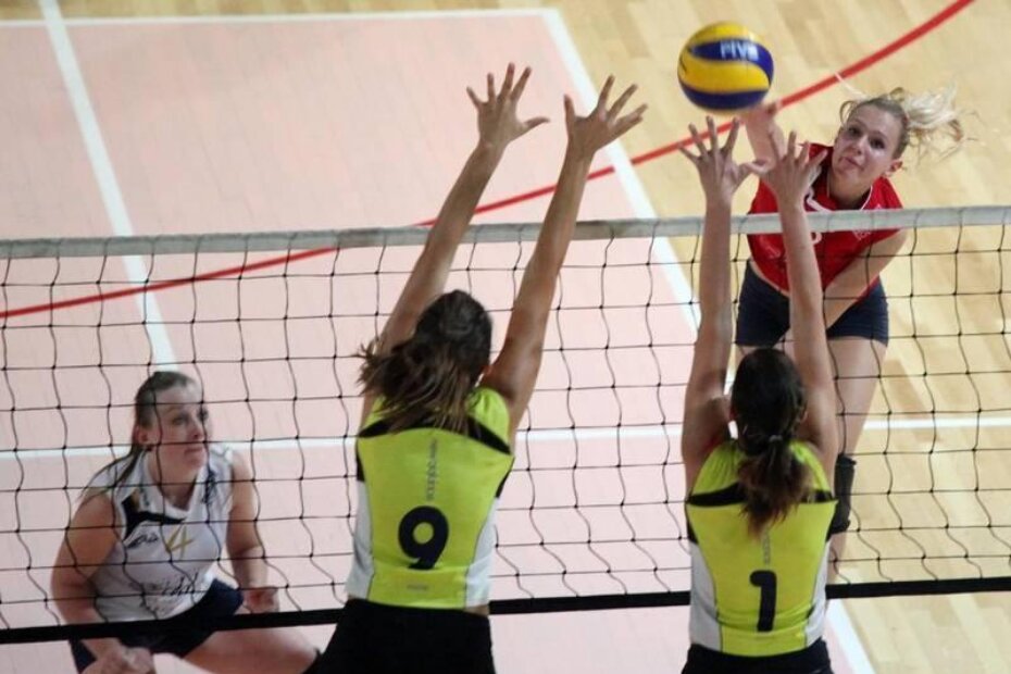 Nika Mostahinić probija blok Dorotee Ćosić (9) i Jasmine Breščić-Stošić (1)