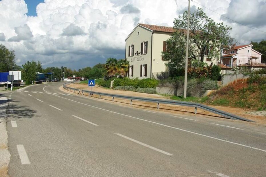 Pokušaj da se promet ilegalnim raskrižjem prekine neslavno je propao jer je ograda prekratka