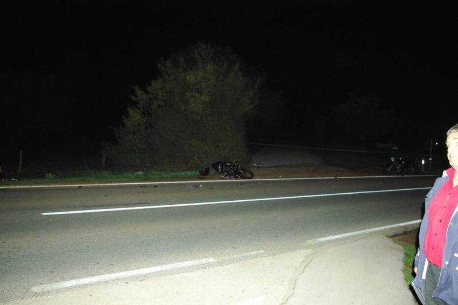 Motocikl je nakon sudara odguran unatrag i van ceste