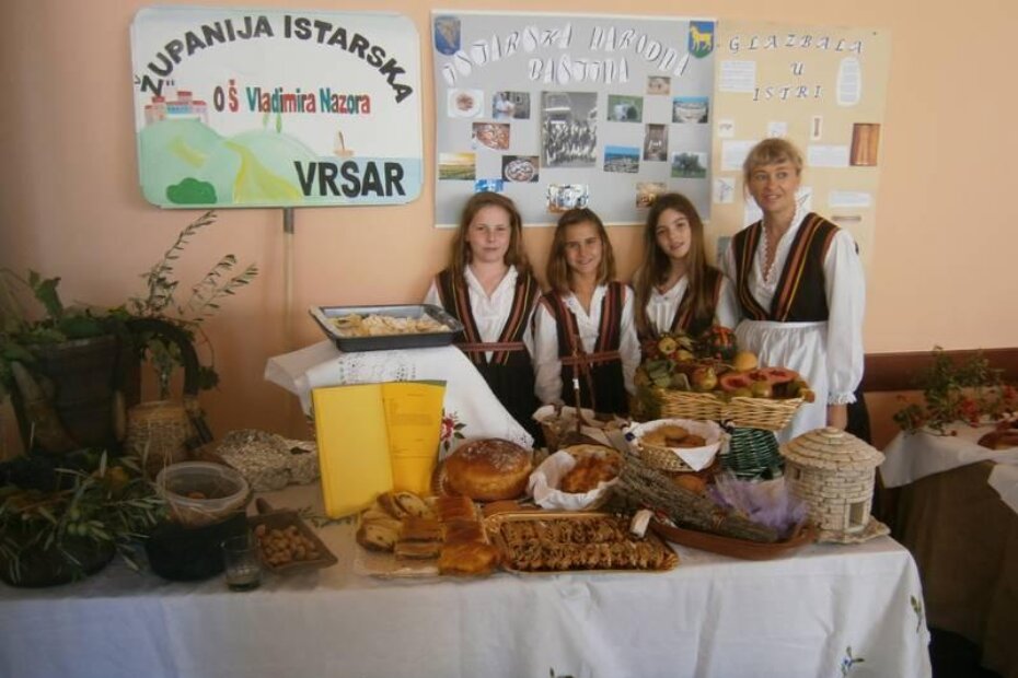 Tea, Larisa,Eva i učiteljica Sanja Sabatti na štandu  kojim su predstavljale Istarsku županiju