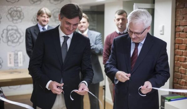 Predsjednik RH Ivo Josipović i direktor porečke "Špine" Robert Jurišević svečano otvorili novi prodajni salon u centru Zagreba