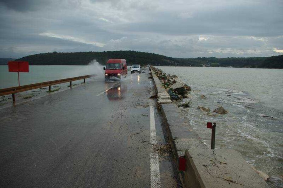 Sa jedne strane cestu "napada" more, sa druge rijeka Mirna.