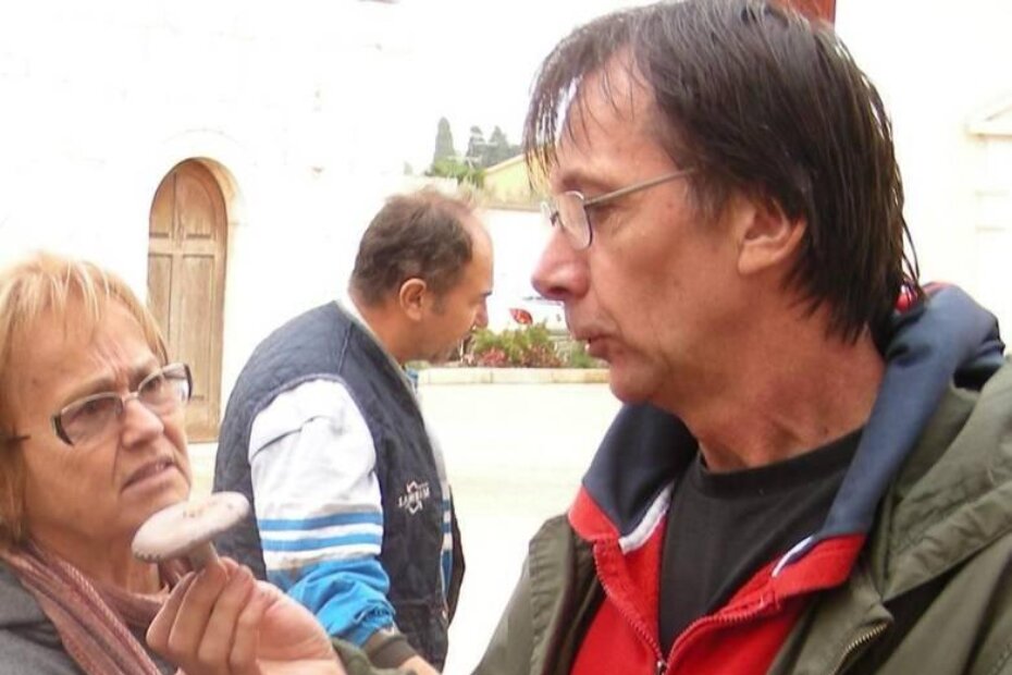 Determiniranje gljiva nakon branja, desno Miroslav Praskalo, novi/stari predsjednik Žurdane (G. P.)