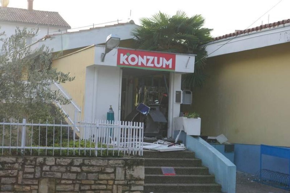 Bankomat je potpuno uništen, navodno je teško stradala i unutrašnjost trgovine