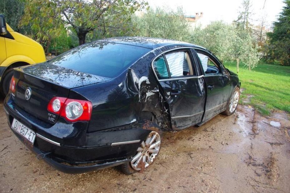Passat je u prometnoj nesreći potpuno uništen