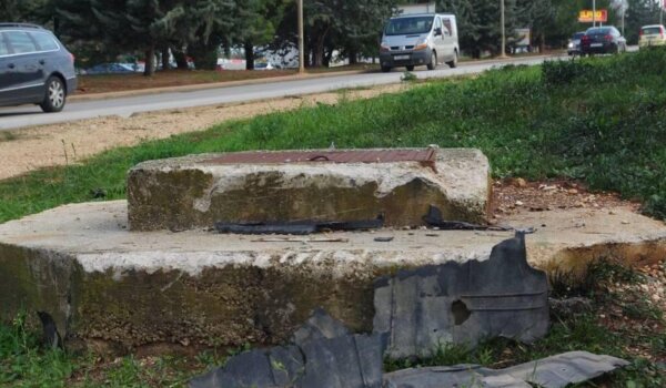 Na šahtu kod Lidla potpuno rastrgao donji dio Hyundaija, prisutne umalo udario grom