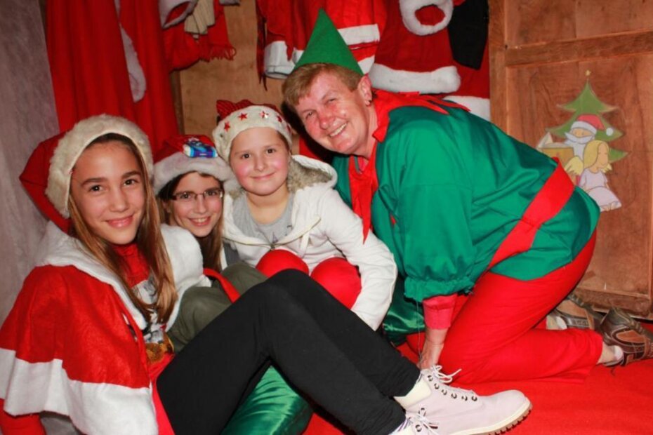 Djed Mraz ima i svoj ormar s različitim odjelima i brojne mrazice i patuljčice