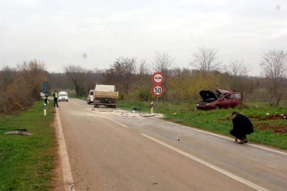 Za vrijeme očevida cesta je bila crvena od zemlje i stotinjak metara nakon zavoja