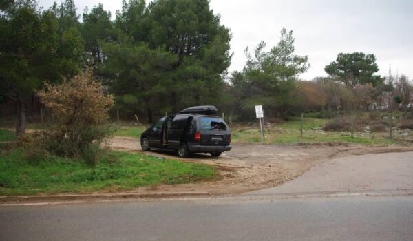 Automobil kod Stancije Špin napušten i u nekoliko dana "očerupan"