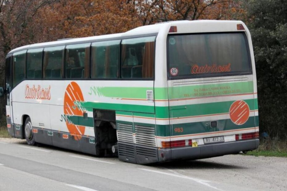 Nakon što je izgubio kotače autobus se zaustavio na stotinjak metara udaljenom ugibalištu