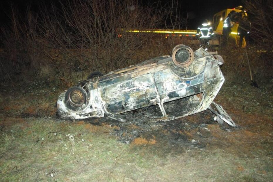 Ostaci potpuno izgorjelog automobila u kojemu su život izgubile dvije osobe